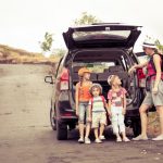 Visa šeima keliauja saugiai! 6 patarimai, kaip išsirinkti automobilinę kėdutę